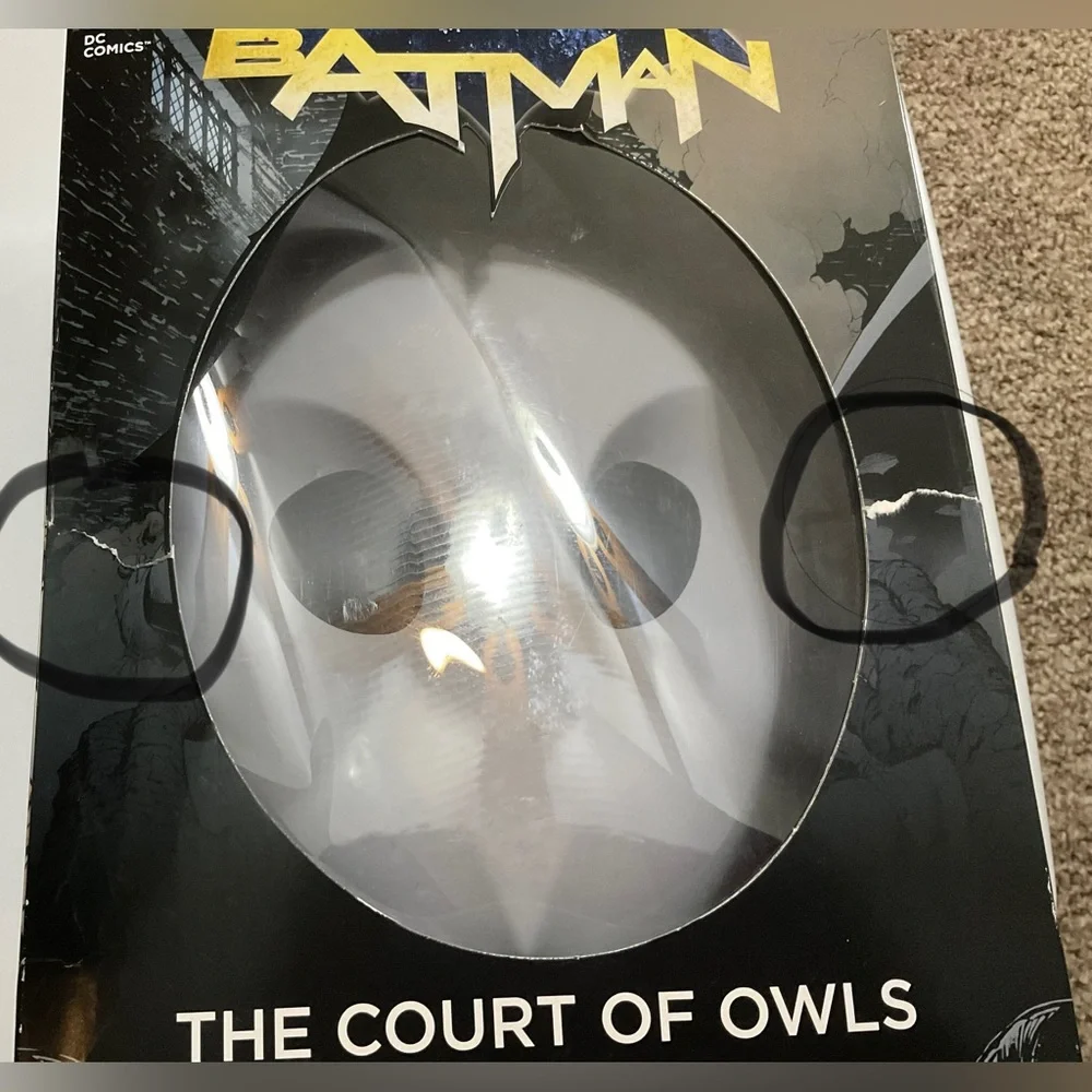 DC COMICS: WHITE PLASTIC BATMAN MASK IN BOX. BUT DOES NOT INCLUDE THE COMIC BOOK